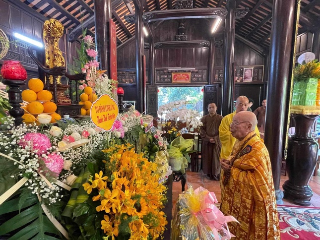 Trưởng lão Hòa thượng Thích Như Thọ, Thành viên Hội đồng Chứng minh, Chứng minh Ban Trị sự GHPGVN TP.Đà Nẵng dâng hương tưởng niệm