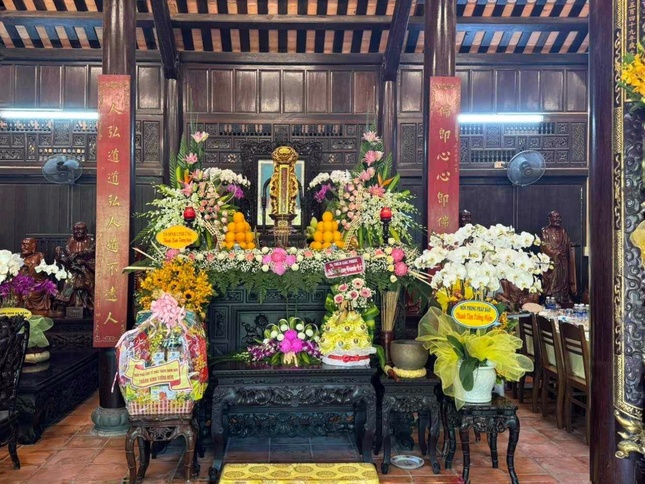 Hương án tưởng niệm Trưởng lão Hòa thượng Thích Trí Giác