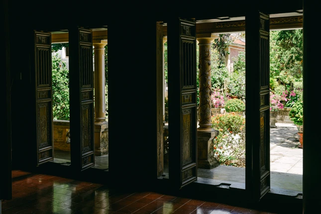 Nét kiến trúc hòa quyện giữa chút hoa mỹ, tôn nghiêm của tự sở và thuần phác dân gian