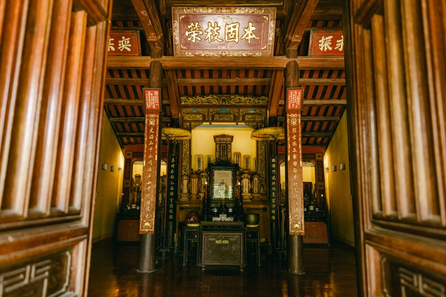 Hậu tổ tôn trí long vị Tổ sư Nguyên Thiều cùng lịch đại Tổ sư truyền thừa thiền phái