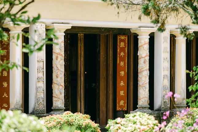 Mặt tiền nhà phương trượng với những cột trụ được đắp nổi dây nho đầy trang nhã