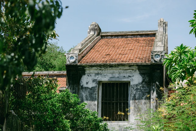 "Đất vắng đài thêm cổ..."
