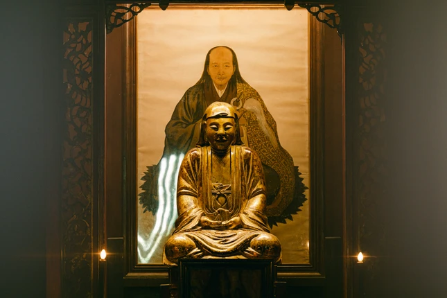 Tiếu tượng Thiền sư Thạch Liêm Đại Sán và tôn tượng Lục tổ Huệ Năng