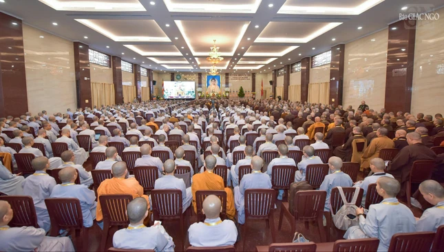 Quang cảnh buổi thuyết giảng của Hòa thượng Thích Lệ Trang vào sáng nay, 4-12, với sự tham dự của gần 800 chư Tăng, Ni