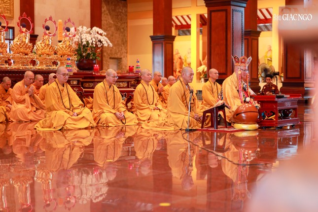 Thượng tọa Thích Thanh Lợi cùng chư tôn đức Ban Kinh sư cử hành khóa lễ theo truyền thống Phật giáo miền Bắc