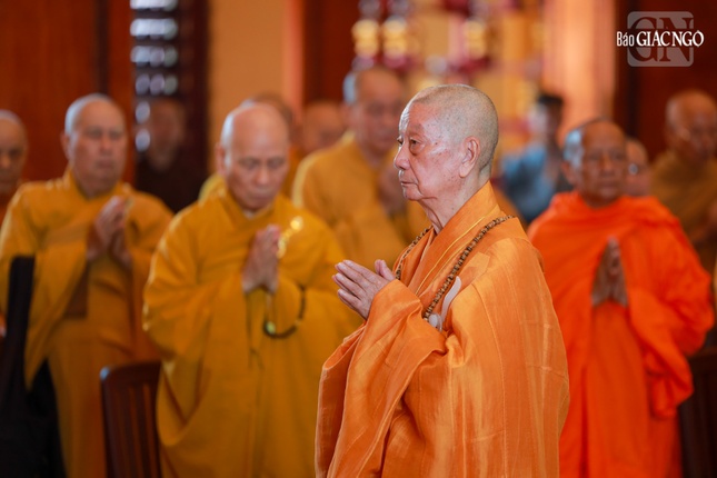 Đức Pháp chủ đối trước hương án tưởng niệm chư vị Pháp chủ, chư vị Trưởng lão Hội đồng Chứng minh đã viên tịch