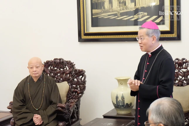 Tổng Giám mục Giuse Nguyễn Năng cảm ơn đến Hòa thượng Thích Lệ Trang cùng phái đoàn Ban Trị sự Phật giáo TP.HCM dành thời gian đến thăm hỏi, chúc mừng nhân dịp Giáng sinh 2024