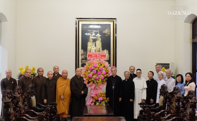 Ban Trị sự Phật giáo TP.HCM tặng hoa chúc mừng Ban Trị sự Phật giáo TP.HCM tặng hoa chúc mừng