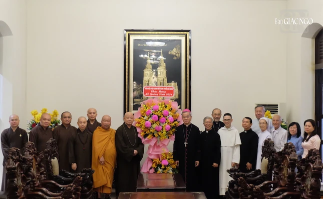 Ban Trị sự Phật giáo TP.HCM tặng hoa chúc mừng