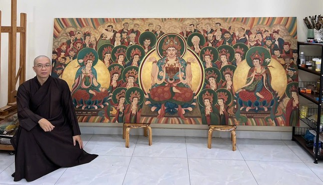 Đại đức Thích Trung Sơn bên một tác phẩm khắc họa hình tượng chư Phật, Bồ-tát