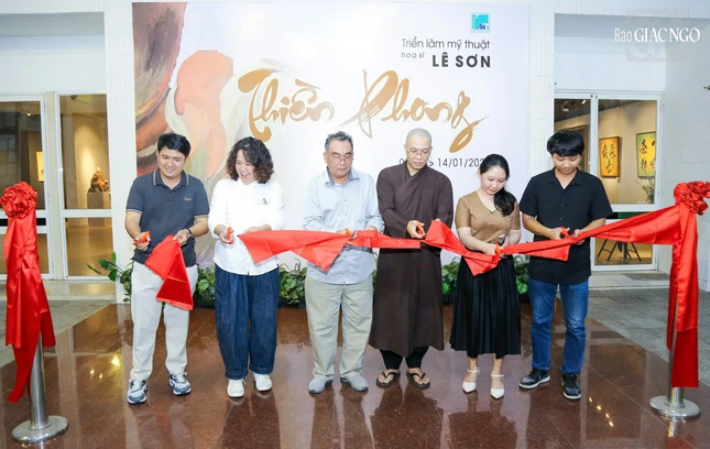 Cắt băng khai mạc triển lãm