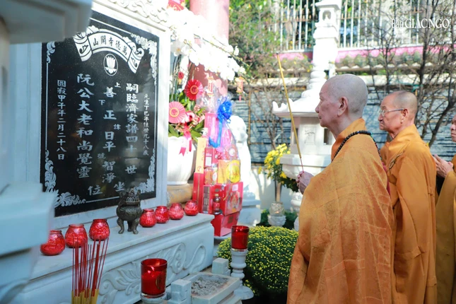 Dâng hương tại tháp Phù Thi, tưởng niệm Đại lão Hòa thượng Thích Trí Tịnh