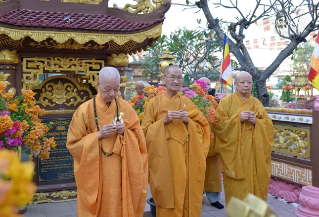 Đức Pháp chủ dâng hương tưởng niệm trước bảo tháp chư vị Tổ sư trong khuôn viên tổ đình Huê Nghiêm