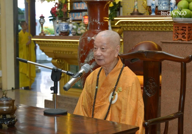 Đức Pháp chủ sách tấn chư Tăng Ni trong môn phong Vạn Đức