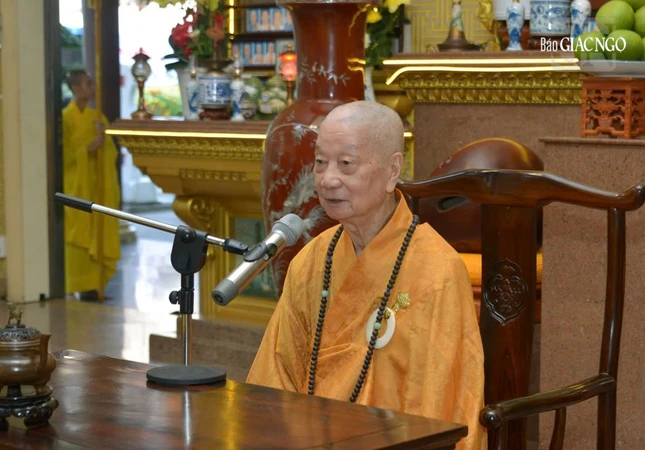 Đức Pháp chủ sách tấn chư Tăng Ni trong môn phong Vạn Đức