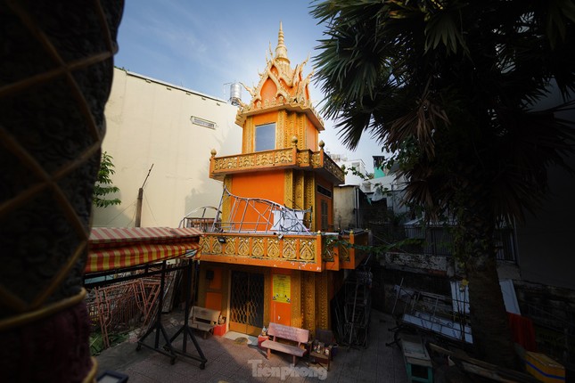 Khu vực tháp nhà vong, hình tượng rắn Naga phủ kín