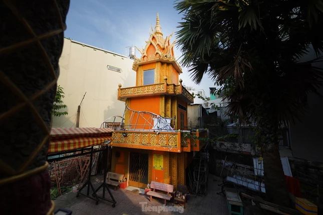 Khu vực tháp nhà vong, hình tượng rắn Naga phủ kín