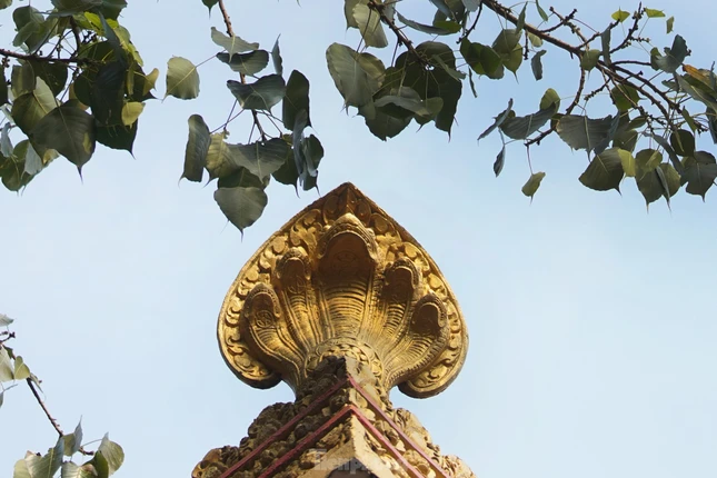 Hình tượng rắn Naga xuất hiện trên đỉnh mái, cửa sổ khu chính điện. Trong quần thể kiến trúc rộng khoảng 4.500 m2 của chùa Chantarangsay, nổi bật là ngôi chính điện xây theo hướng chính Đông, là hướng của mặt trời và hướng của Đức Phật thành đạo trong đêm rằm tháng Vesak.