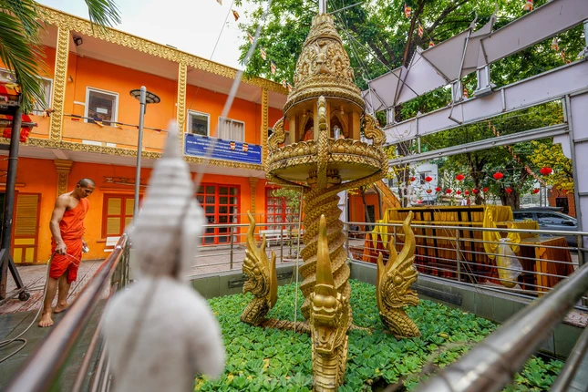 Hồ nước sân chùa trang trí hình tượng rắn Naga làm chân đế bảo tháp