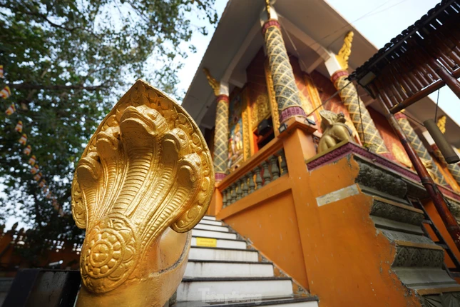 Cầu thang dẫn lên chánh điện được thiết kế gắn với hình ảnh rắn Naga. Rắn Naga nhiều đầu tượng trưng cho chiếc cầu nối thế giới con người đến thế giới tâm linh. Phổ biến nhất trong các chùa Khmer ở Nam bộ là rắn Naga 5 đầu