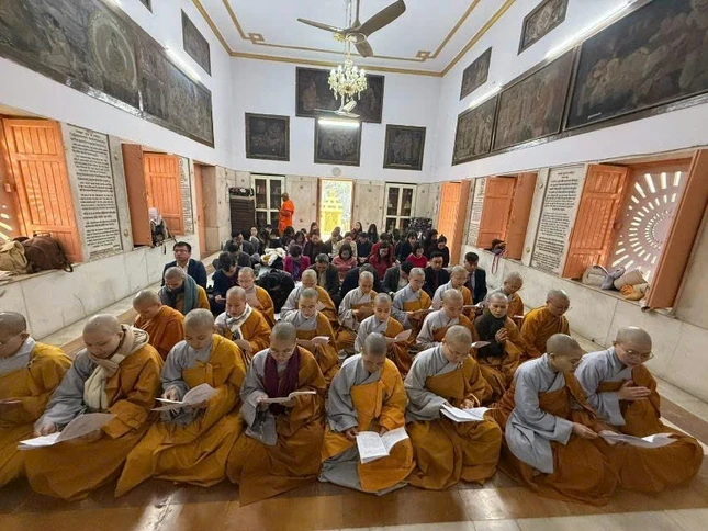 Tăng Ni và cán bộ viên chức Đại sứ quán Việt Nam tại Ấn Độ tham dự khóa lễ đầu năm mới theo truyền thống Việt Nam Tăng Ni và cán bộ viên chức Đại sứ quán Việt Nam tại Ấn Độ tham dự khóa lễ đầu năm mới theo truyền thống Việt Nam