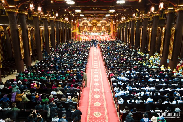 Rất đông du khách dự lễ khai hội tại cung Trúc Lâm