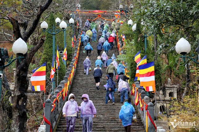 Ngày 7-2, lễ hội xuân Yên Tử 2025 được chính thức bắt đầu tại Trung tâm Văn hóa Trúc Lâm (xã Thượng Yên Công, TP.Uông Bí, Quảng Ninh) với sự tham dự của hàng nghìn du khách thập phương. Sau khi dự lễ, mọi người nối chân nhau để leo lên chùa Đồng vãn cảnh, chiêm bái đầu năm