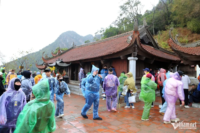 Hôm nay, thời tiết tại Yên Tử không được thuận lợi khi có mưa, từ chân núi Yên Tử đến chùa Đồng sương mù dày đặc. Du khách phải mặc áo mưa trong suốt hành trình. Để giảm bớt thời gian, mọi người chọn đi 2 tuyến cáp treo (chuyến 1 lên chùa Hoa Yên, chuyến 2 lên chùa Đồng), với giá 380.000 đồng/người