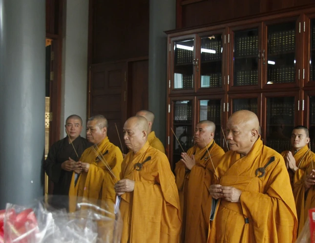 Thượng tọa Thích Huệ Khai, Trưởng ban Trị sự GHPGVN tỉnh Đồng Nai cùng chư tôn đức trong môn phong dâng hương tưởng niệm