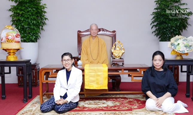 Đại sứ Urawadee Sriphiromya và Tổng lãnh sự Wiraka Moodhitaporn chụp ảnh lưu niệm với Đức Pháp chủ GHPGVN