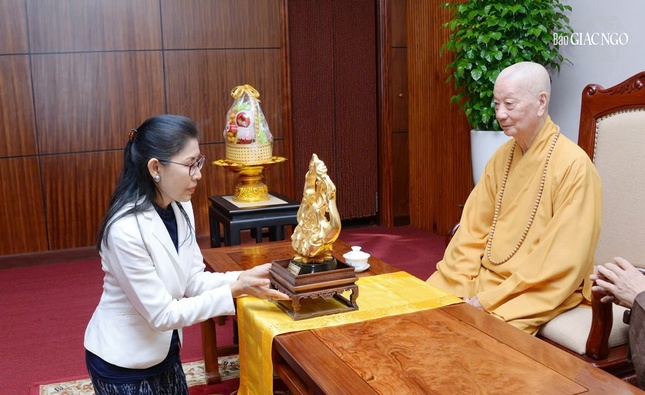 Đức Pháp chủ GHPGVN trao tặng Đại sứ Thái Lan tại Việt Nam tôn tượng Bồ-tát Thích Quảng Đức
