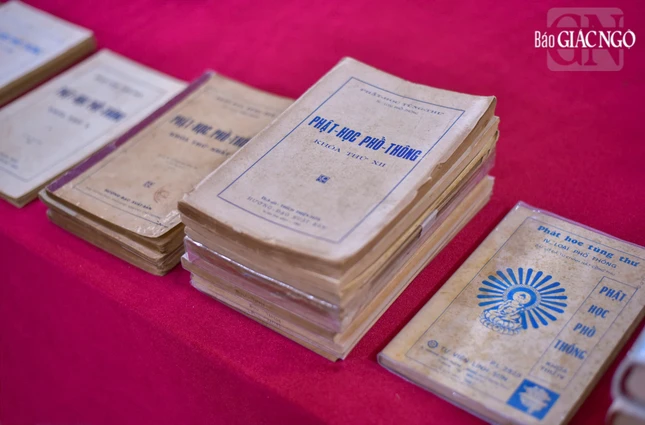 Dịp này, các ấn bản Phật học Phổ thông từng được ấn hành trong suốt 60 năm qua lưu trữ tại Thư viện Huệ Quang cũng được đưa ra trưng bày Dịp này, các ấn bản Phật học Phổ thông từng được ấn hành trong suốt 60 năm qua lưu trữ tại Thư viện Huệ Quang cũng được đưa ra trưng bày