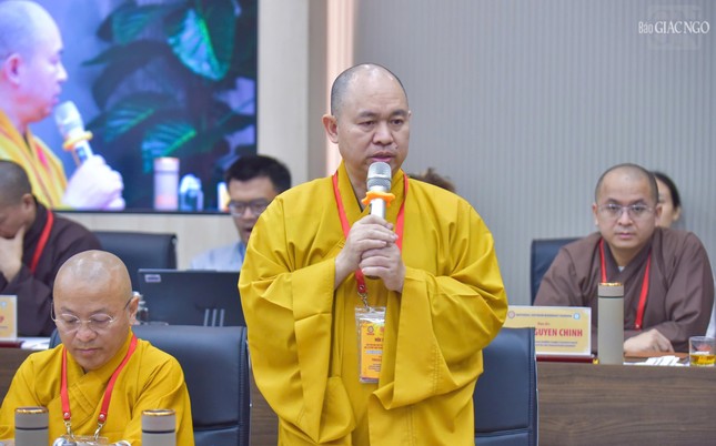 Thượng tọa Thích Đức Thiện, Phó Chủ tịch kiêm Tổng Thư ký GHPGVN tiếp nhận và nêu ý kiến về các nội dung được đưa ra thảo luận