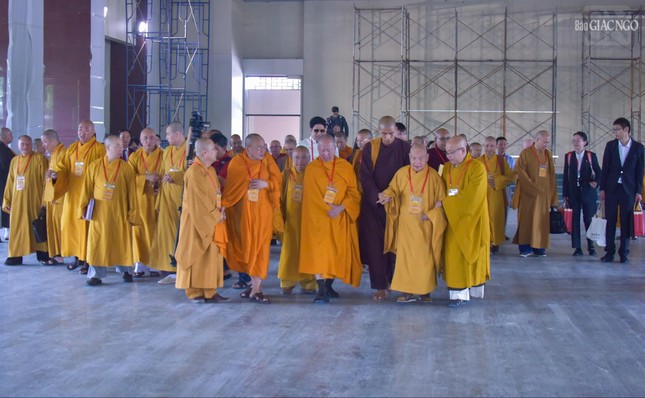 Các đại biểu khảo sát hạng mục cải tạo Giảng đường Minh Châu - nơi diễn ra phiên khai mạc và bế mạc của Đại lễ Vesak Liên Hiệp Quốc 2025 tại TP.HCM