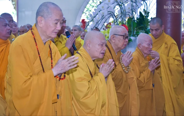 Chư vị Trưởng lão đồng tụng thời kinh tưởng niệm Giác linh Đại lão Hòa thượng Thích Trí Tịnh