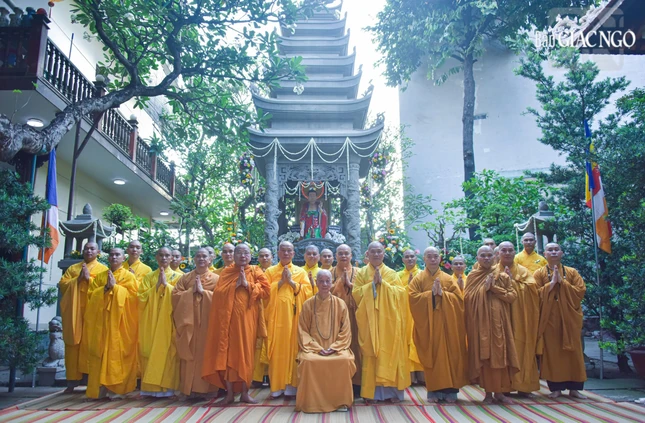 Trước bảo tháp Đại lão Hòa thượng Thích Trí Thủ