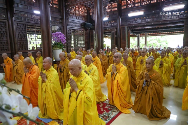 Chư tôn đức từ các nơi trở về tưởng niệm bậc Tôn sư