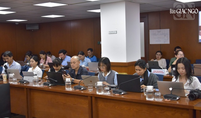 Đại diện các cơ quan thông tấn, báo chí tham dự buổi họp báo