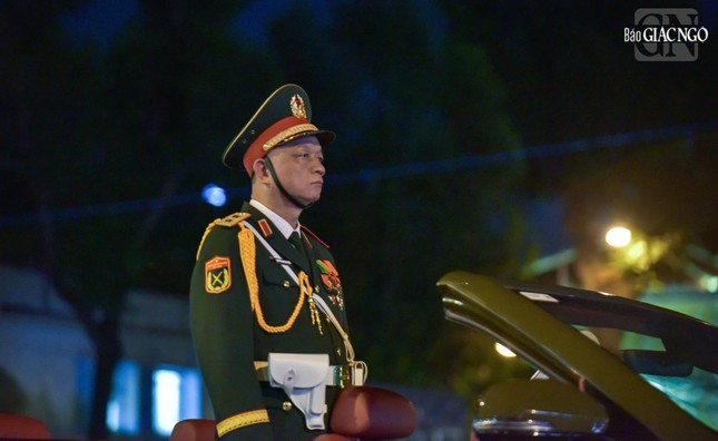 Đúng 20 giờ, phần diễu binh, diễu hành chính thức bắt đầu