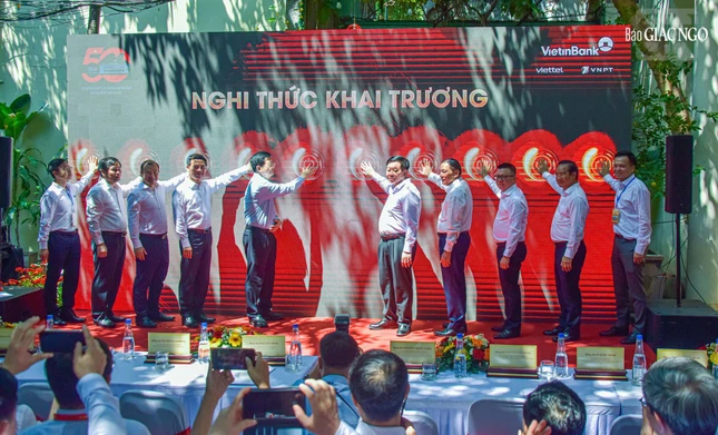 Nghi thức ấn nút khai trương Trung tâm báo chí phục vụ Lễ kỷ niệm 50 năm ngày thống nhất đất nước