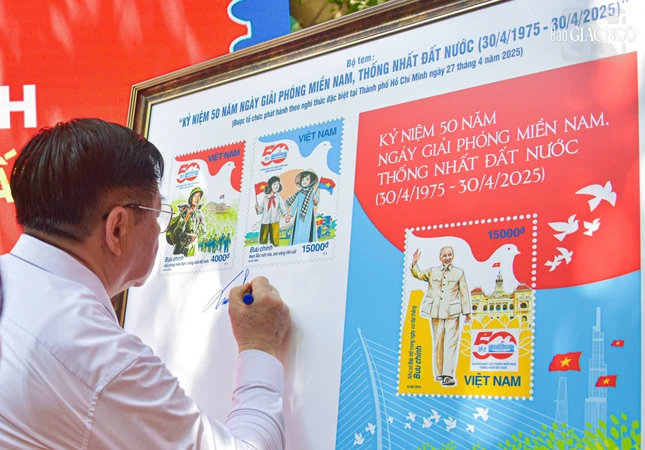 Trưởng ban Tuyên giáo và Dân vận T.Ư Nguyễn Trọng Nghĩa ký lưu niệm