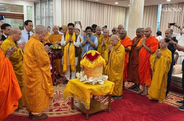 Đức Pháp chủ GHPGVN, Trưởng lão Hòa thượng Chủ tịch Hội đồng Trị sự và Bộ trưởng Bộ Dân tộc - Tôn giáo Đào Ngọc Dung hiện diện cung đón xá-lợi Đức Phật tại sân bay quốc tế Tân Sơn Nhất