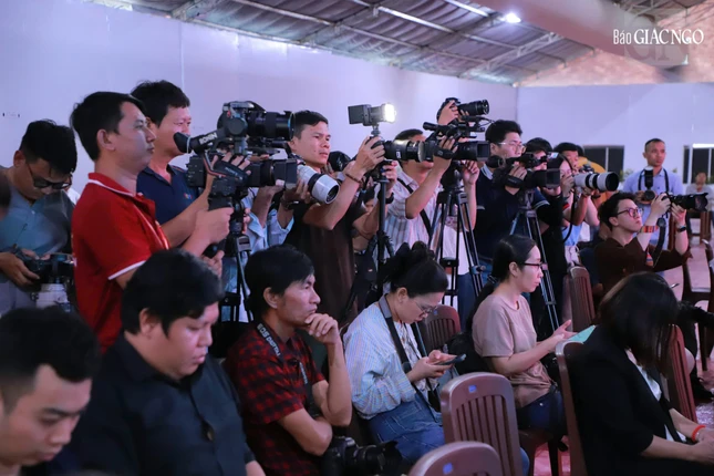 Đông đảo biên tập viên, phóng viên, đại diện các hãng thông tấn tham dự
