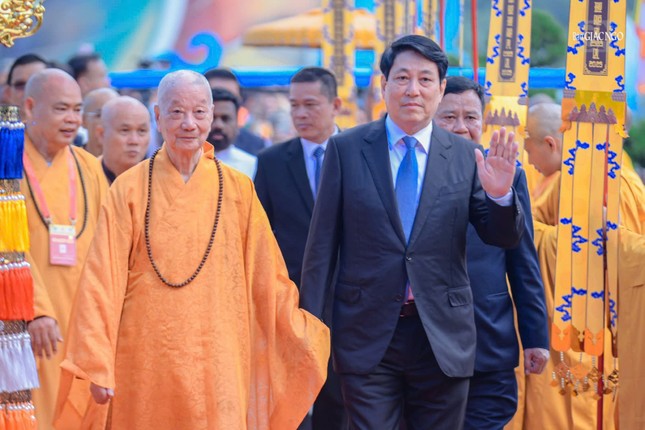Đức Pháp chủ GHPGVN - Đại lão Hòa thượng Thích Trí Quảng, Chủ tịch nước Lương Cường tiến vào Giảng đường Minh Châu dự lễ khai mạc Vesak Liên Hiệp Quốc 2025