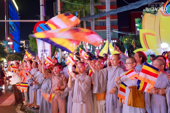 Hòa vào niềm hoan hỷ chung