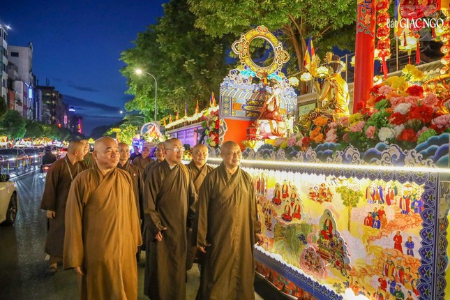 Hòa thượng Thích Lệ Trang, Phó Chủ tịch Hội đồng Trị sự, Trưởng ban Trị sự Phật giáo TP.HCM cùng chư tôn đức trong Thường trực Ban Trị sự đã đi khảo sát, kiểm tra đội hình xe hoa