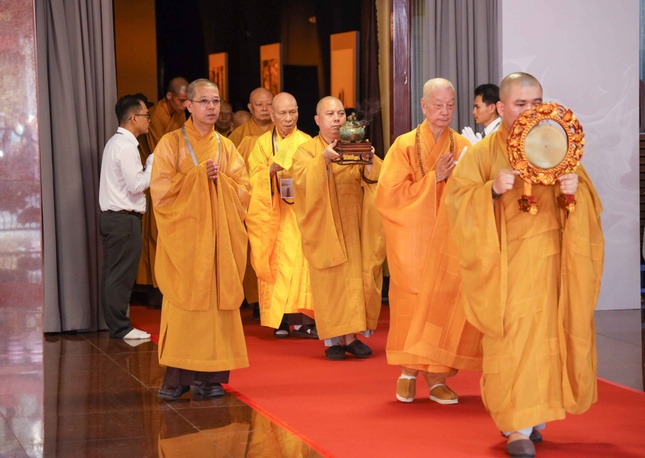 Nhiều ngày qua, hàng ngàn Tăng Ni, Phật tử đã về Việt Nam Quốc Tự để chiêm bái xá-lợi Trái tim Bồ-tát Thích Quảng Đức