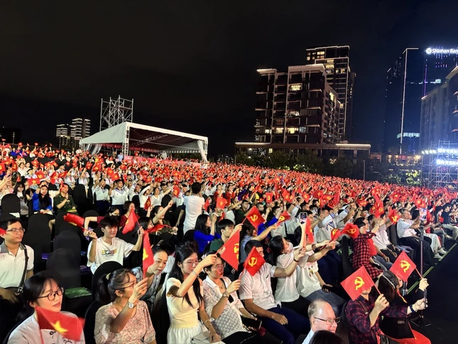 Hàng ngàn khán giả phủ kín khán đài tại điểm cầu TP.HCM