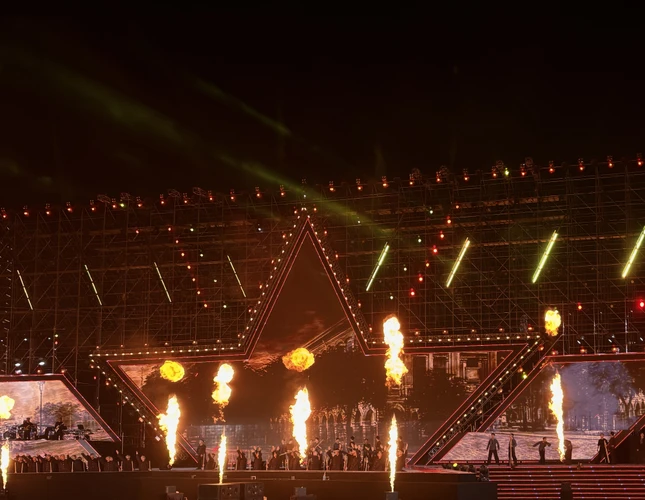 ... Sự kết hợp giữa ánh sáng, màu sắc và âm thanh để tạo nên hiệu ứng đa chiều