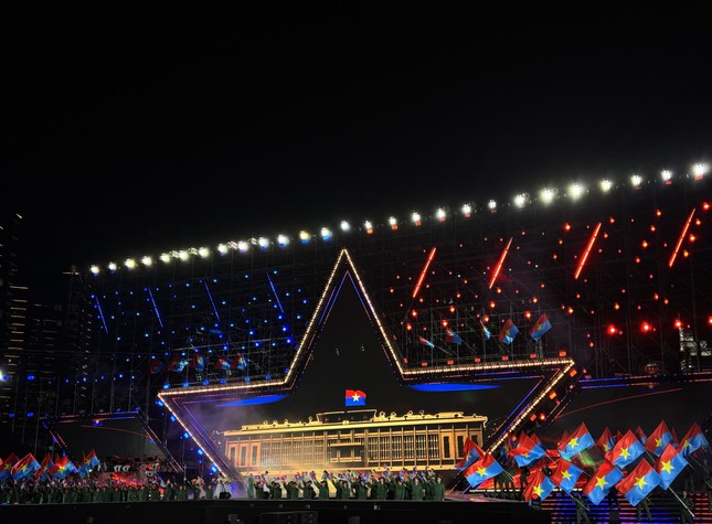 Sân khấu chương trình được ứng dụng công nghệ trình diễn hiện đại... Sân khấu chương trình được ứng dụng công nghệ trình diễn hiện đại...